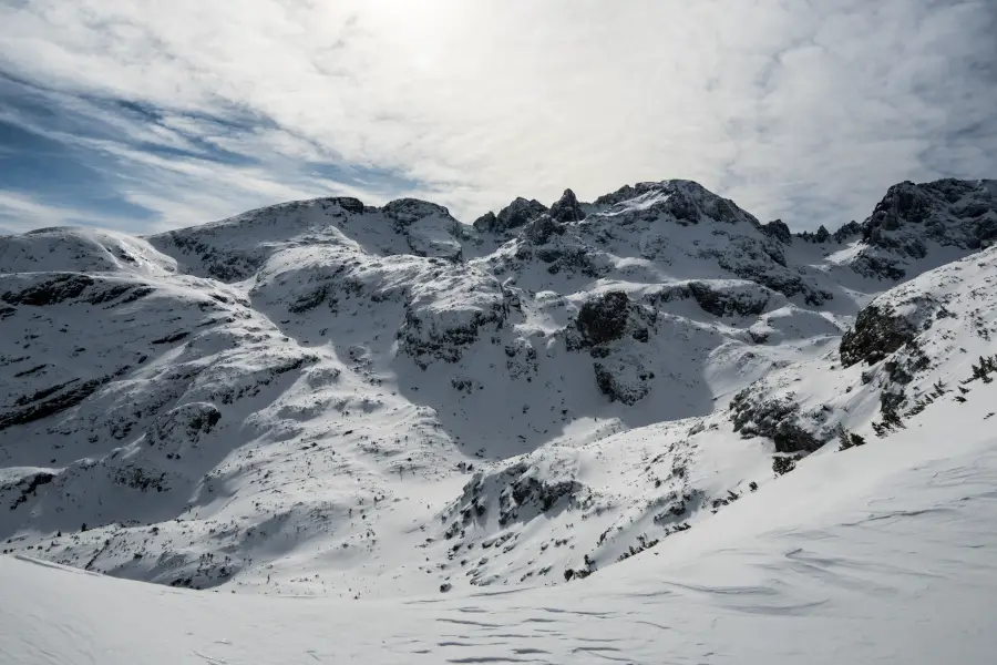 Skitouren Bulgarien - Ansicht Goliam Kupen mit steiler Gipfelrinne