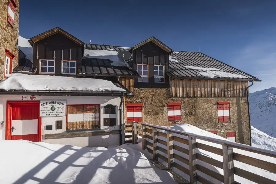 Die Breslauer Hütte als Zwischenstopp bei der Skitour - Adventure Moments